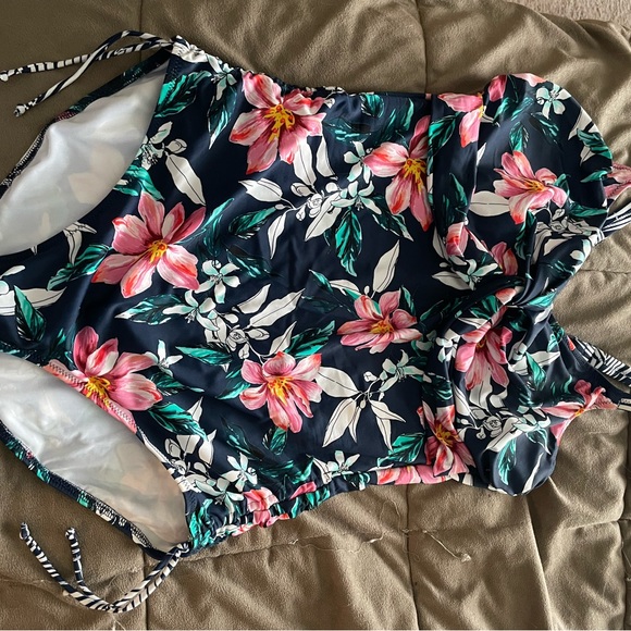 2 EUC underwire, one-piece swimsuits - Picture 4 of 11